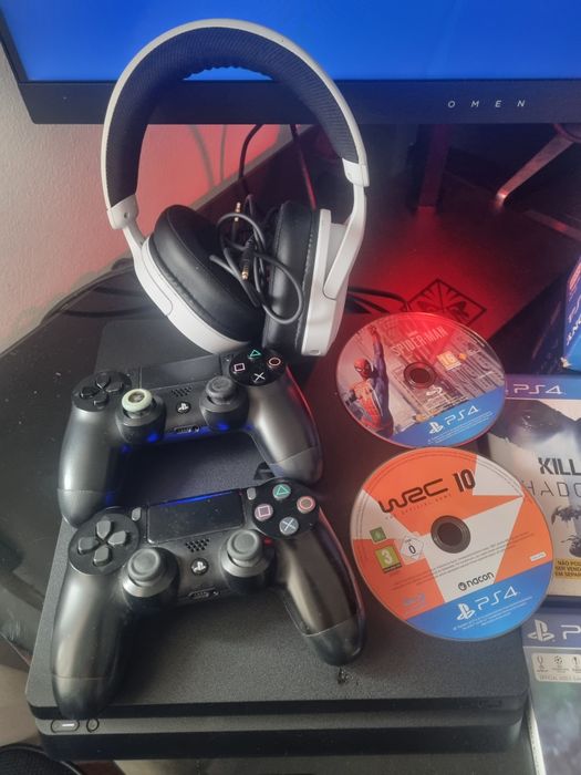 Ps4 slim + 2 comandos + 5 jogos  + capas + Headphones