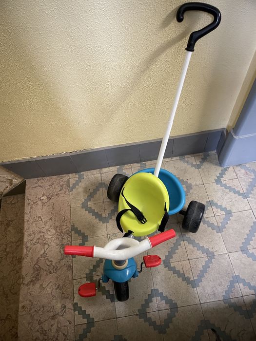 Triclo com pega para empurrar