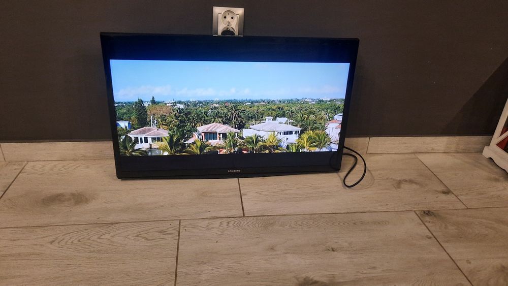 Samsung 28 cali UE28J4100AW