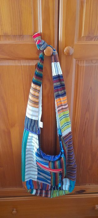 Mala de pano, com estilo e cores alegres. Vendo por 7,50€.