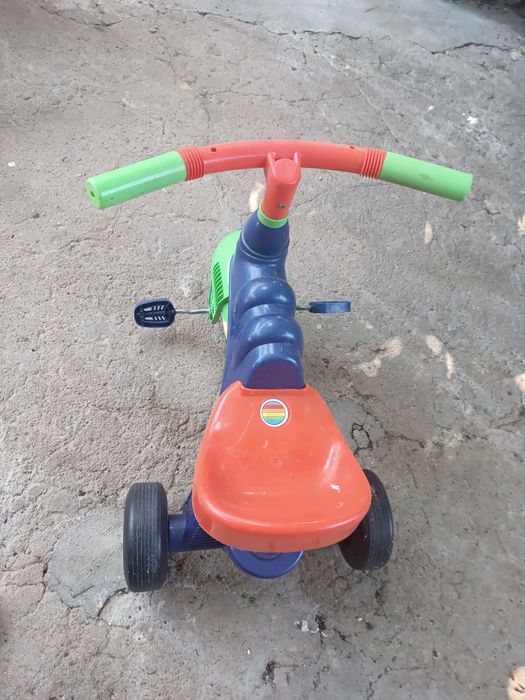 Triciclo, em plástico duro