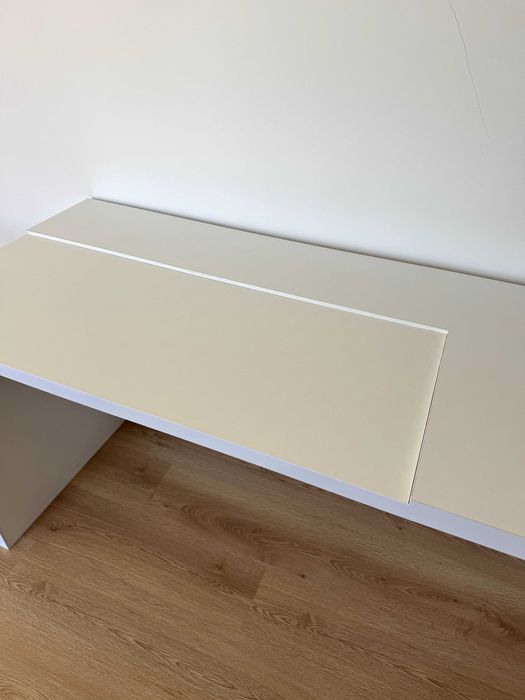 Secretária em madeira com acabamento branco brilho