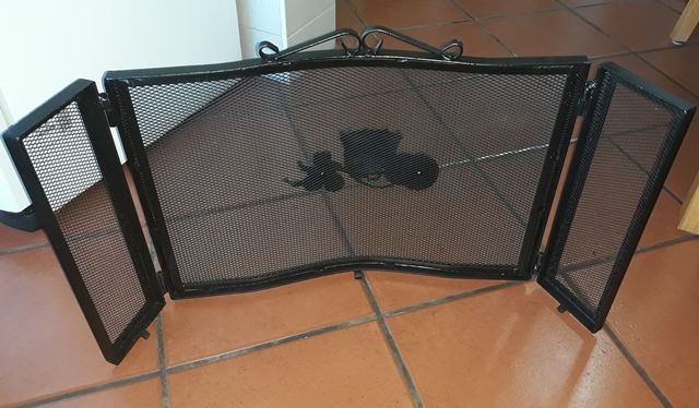 Grelha metálica de protecção de lareira