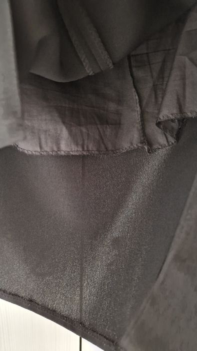 Prosta czarna spódnica przed kolano