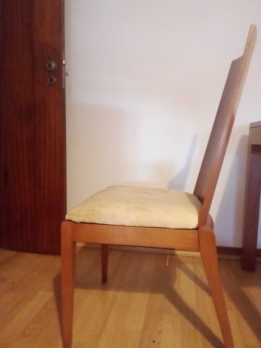 Mesa de jantar extensível em faia e 4 cadeiras . Comprimento: 1.63 cm, Largura: 91cm, Altura: 74cm. Duas cadeiras em estado aceitável.