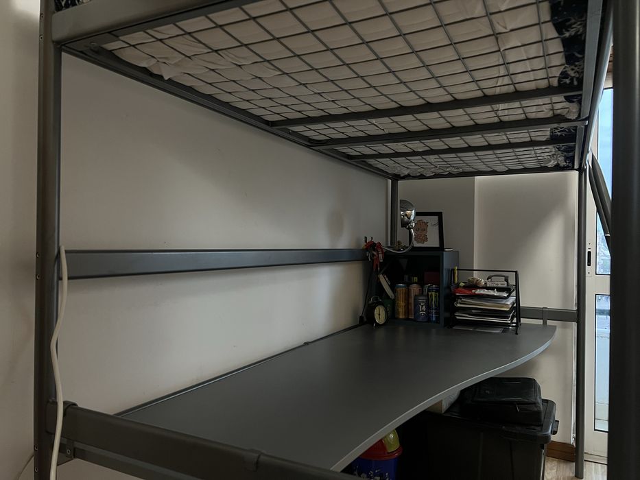 Cama Alta IKEA (TROMSÖ/SVÄRTA) com secretária + Colchão Solteiro 90x200