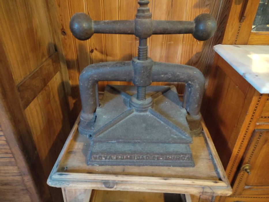 Antiga Prensa de Encadernação em Ferro Fundido com Mesa Original – Decoração Industrial