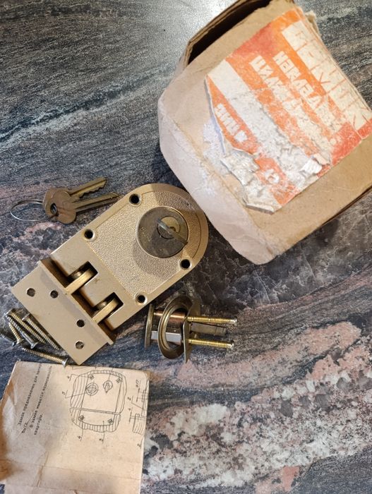 Замок накладной цилиндрический.