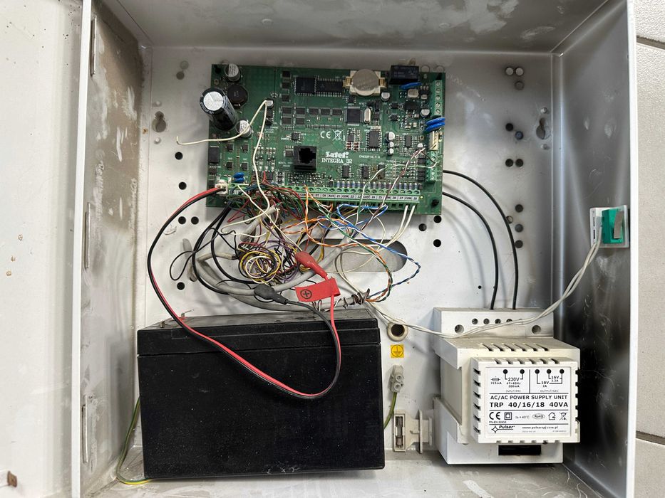 SATEL INTEGRA 32 – alarm, centrala, manipulator LCD, syrena, czujki