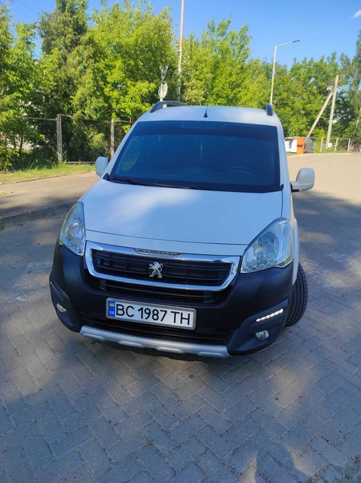Автомобіль Пежо Партнер.