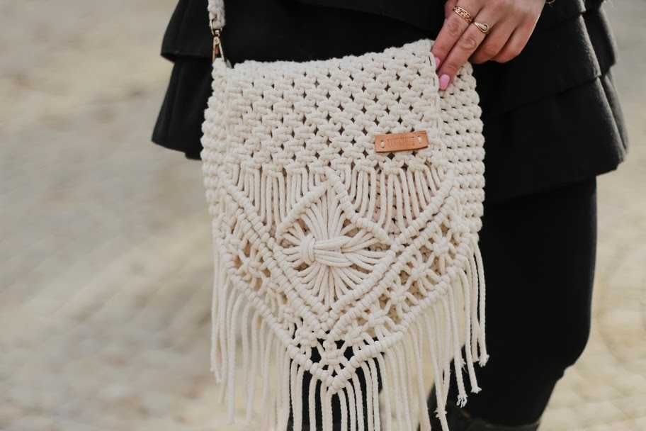 Torebka makrama z frędzlami w stylu boho