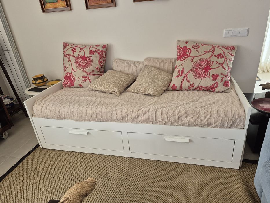 Sofá cama em bom estado e abrindo é uma cama de casal.