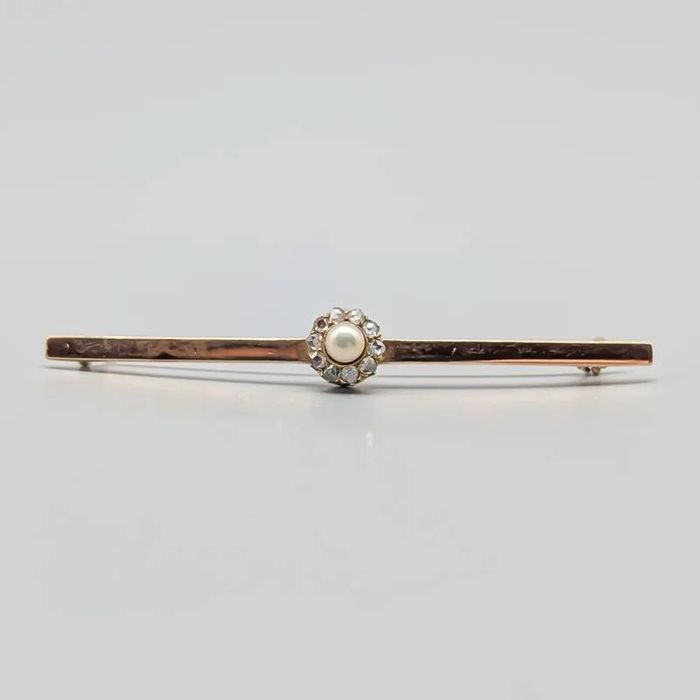 Broche de diamantes em ouro 14 quilates com pérola; 3.82 gramas; 62mm