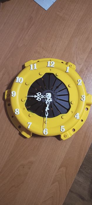 Часы настенные в виде корзины сцепления