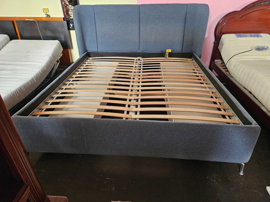 Grande cama com 4 gavetas - Muito bom estado geral à excepção do interior das gavetas