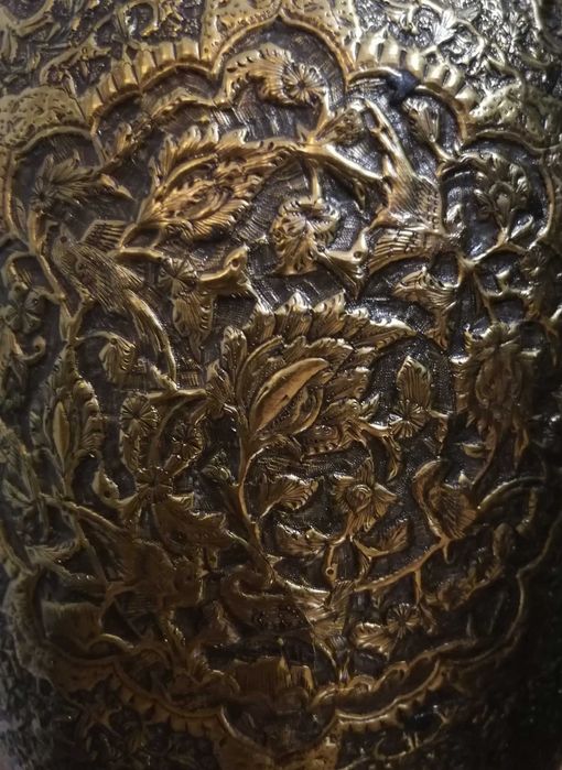Jarrão de chão, em liga metálica com latão dourado, trabalhado, muito antigo - vintage clássico