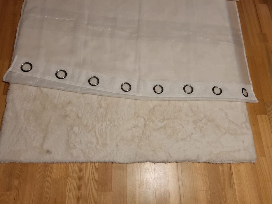 Przezroczyste,białe firanki na przelotkach w poziome pasy