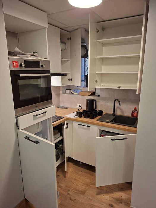 Kompaktowa kuchnia w zabudowie - 2 warianty