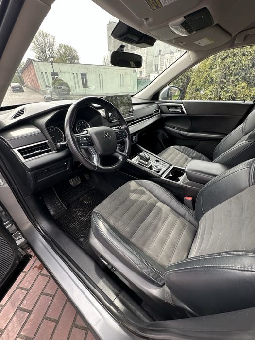 Продам Mitsubishi Outlander 2021 2022 2.5 передний привод 130.000 км