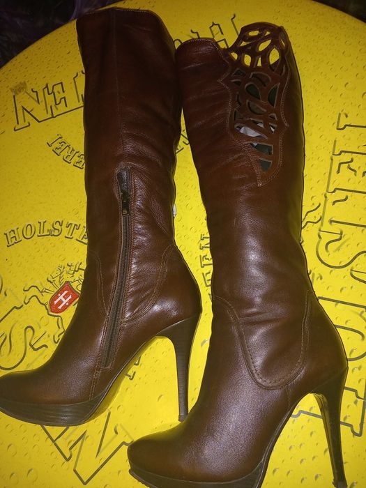 Piękne buty kozaki na obcasie i koturnie