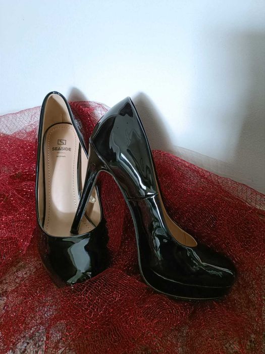 Sapatos de salto alto pretos de verniz