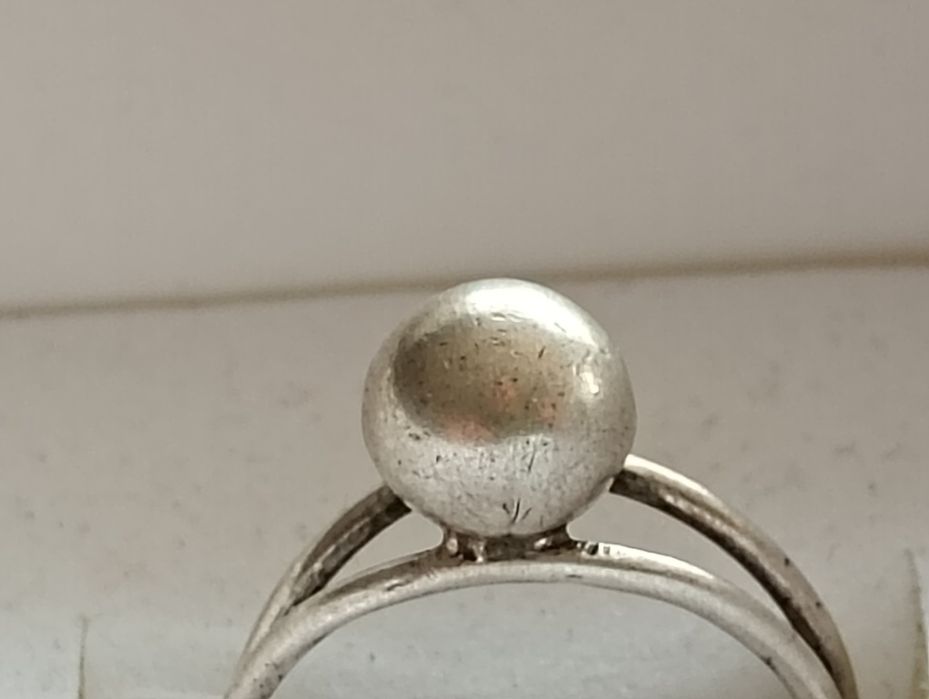 Pierścionek srebrny z kulą