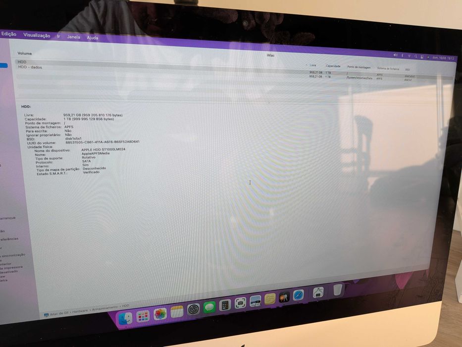 iMac de 21,5 polegadas, modelo final de 2015 da Apple.