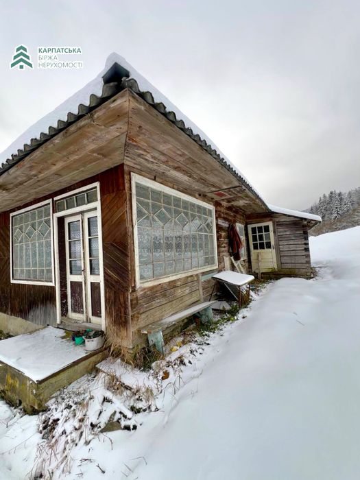 Старий будинок разом з земельною ділянкою в селі Подобовець