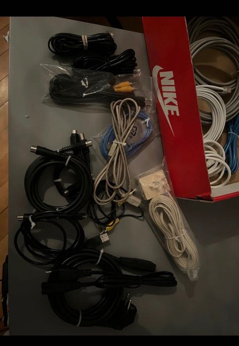 Karton różnych kabli - zasilające, usb, telefoniczne, interntowe
