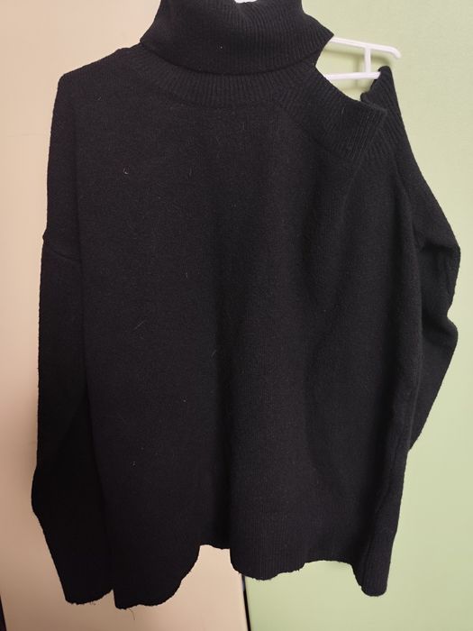 Кофтинка з відкритим плечем