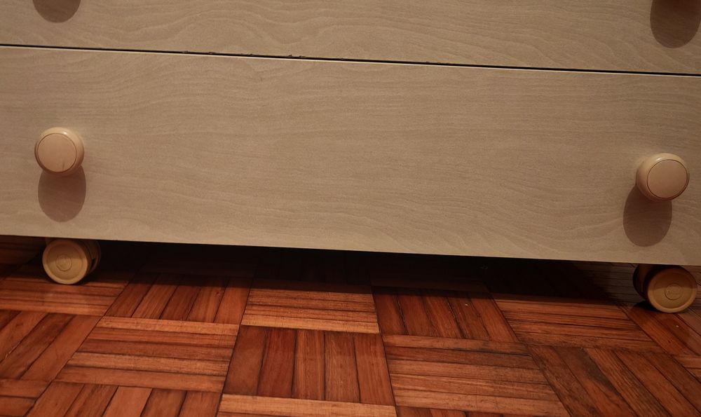 Cómoda para criança com banheira e rodasd