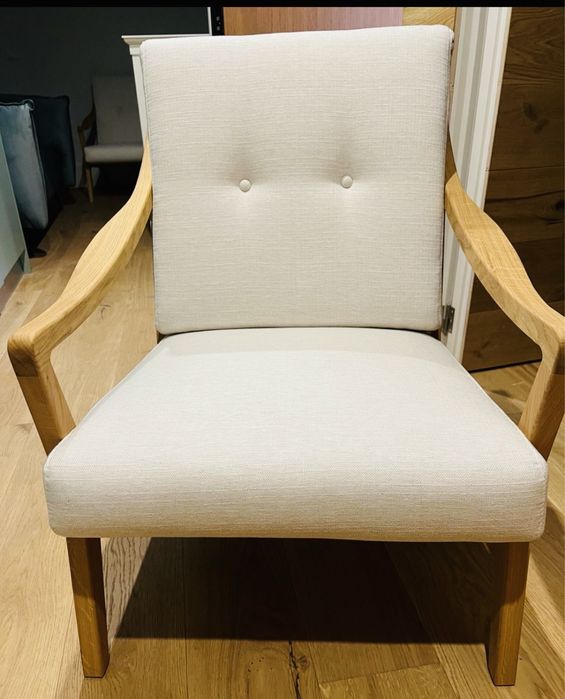 Cadeirao em madeira e estofo em branco, peça de design unica, novo
