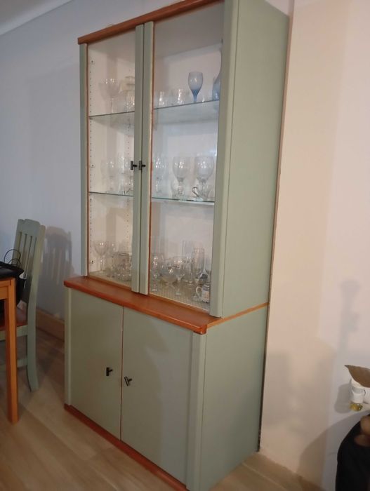 Mobília Jantar c/Mesa Extensível + 4 Cadeiras + Móvel cristaleira