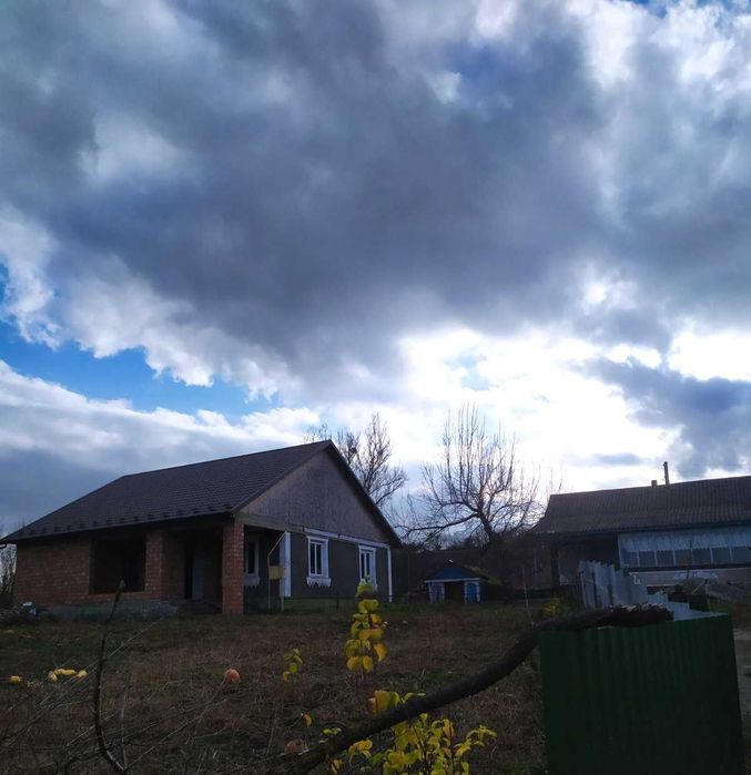 Продам будинок з гарним краєвидом на річку