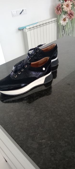 Sapatilhas  tipo  sapatos  em  preto com a base em branco