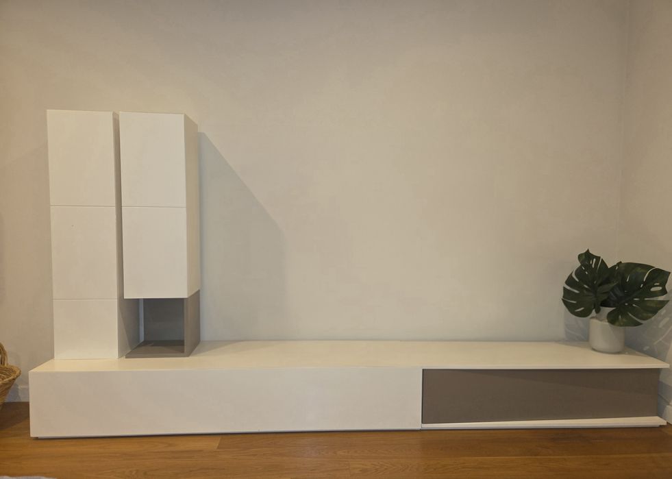 Base de Tv c/ 2 torres e 2 prateleiras branco mate e brilho

e madeira