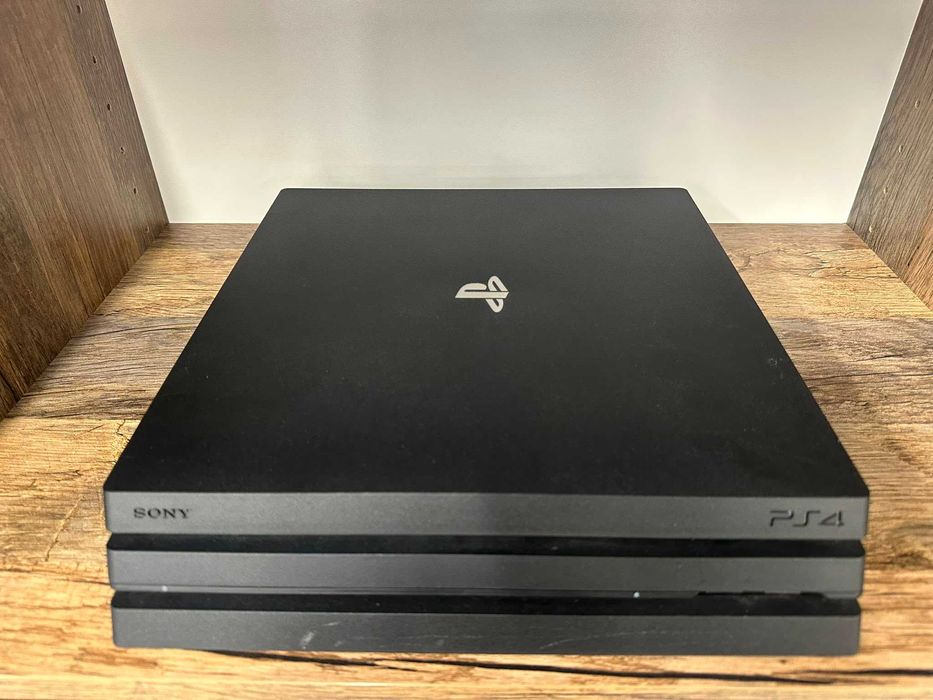 Konsola Sony PS4 PlayStation4 Pro CUH-7016B 1TB HDD czarna + 2 pady stan bdb gwarancja