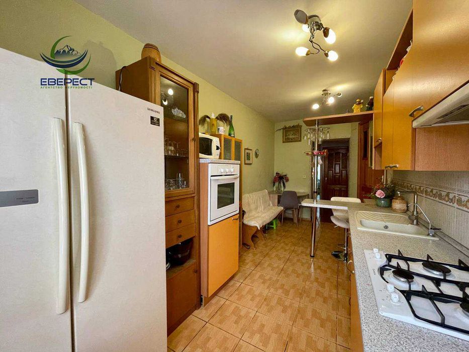 Продаж 4-кімнатної квартири вул. Степана Бандери
