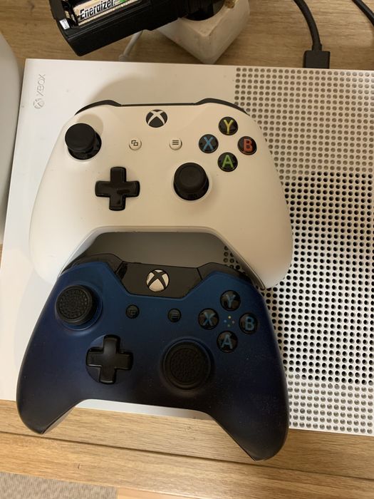 Xbox One S 500GB z napędem i 2 padami