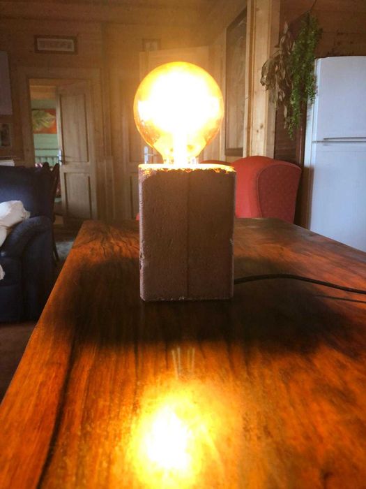 Candeeiro de Mesa moderno, com base em tijolo, bom estado