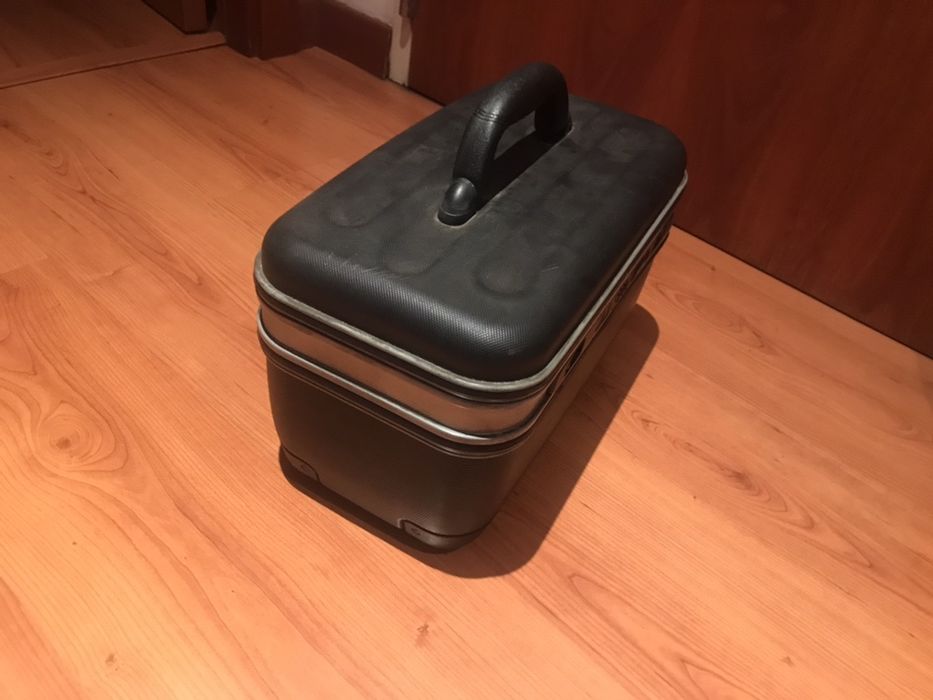 Necessaire rigida marca Benetton