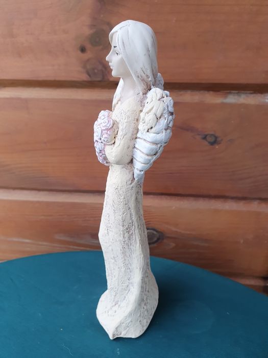 Smukła figurka anioła