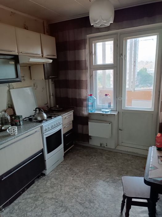 Женщина комната подключ-троещина-бикова6-набирайте