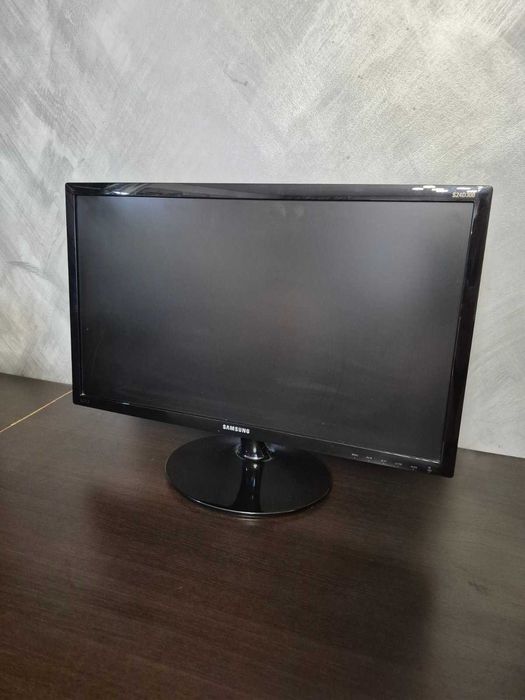 Продам Б\У в идеальному стані монітор Samsung S24D300H (LS24D300HL)
