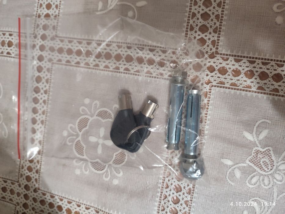 Nowy czarny sejf z kluczykami