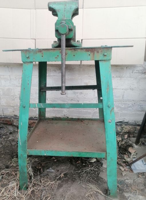 Тиски слесарные со станиной