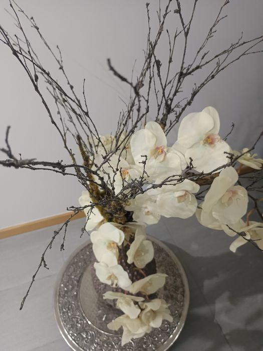Conjunto Decorativo Completo – Mesa Oriental Metálica + Vaso e Orquídeas