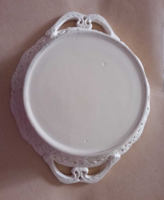 Taça manufaturada com rendilhado com asas muito antiga