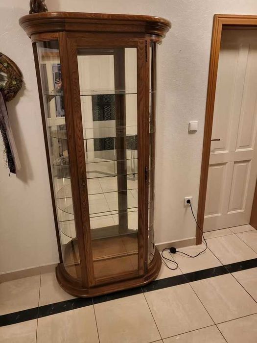 стікляна вітрина дубова