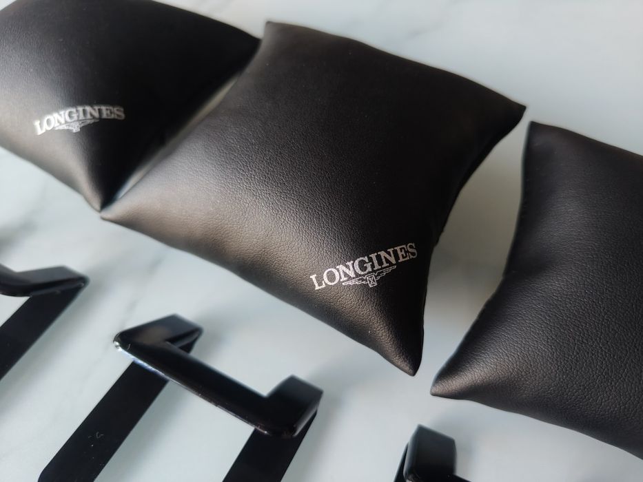 Ekspozytor na zegarki marki Longines czarny cztery sztuki